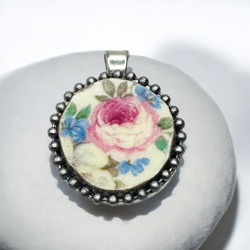 Vintage Homer LaughlinBroken China Round Pendant Floral Beaded  Design Necklace - Picture 5 of 7